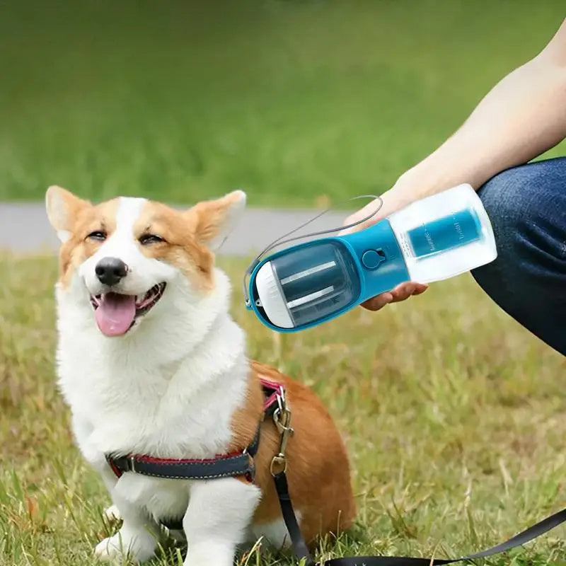 3-in-1 Hundetrinkflasche – Wasserflasche, Futterspender & Kotbeutelhalter in einem